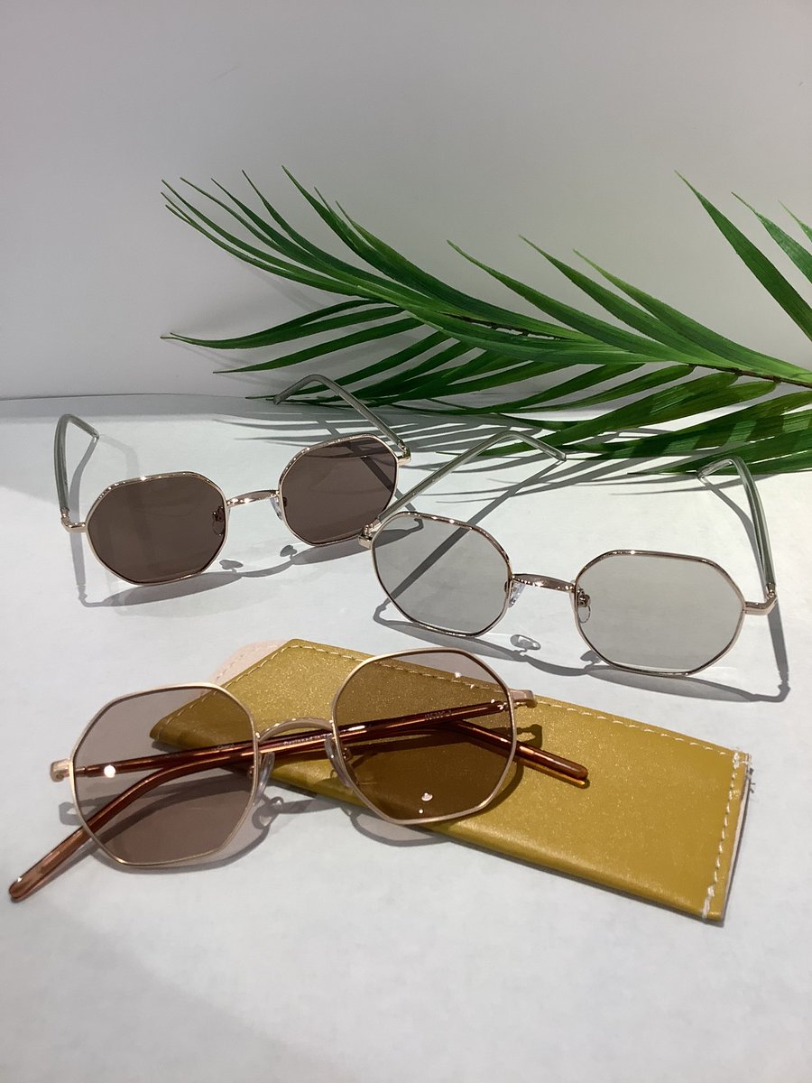 東京・原宿で生まれたブランド、Ciqi サングラスフェアは5/26(日)までの開催。
欠品していた商品も再入荷しています。
夏の紫外線対策に、今からでも取り入れやすいアイテムです。ぜひお気軽にお立ち寄りください。