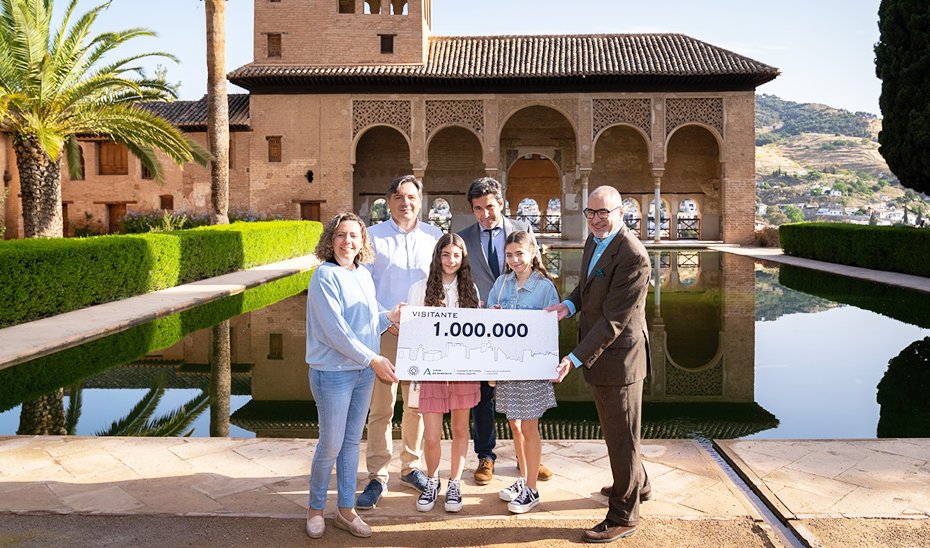 📌La @alhambracultura recibe y homenajea a su 'visitante un millón'. ℹ️ Esta iniciativa, que se celebra por primera vez, tiene como finalidad concienciar a la población sobre la importancia del trabajo que se hace en la #Alhambra. 🔗lajunta.es/4thwt