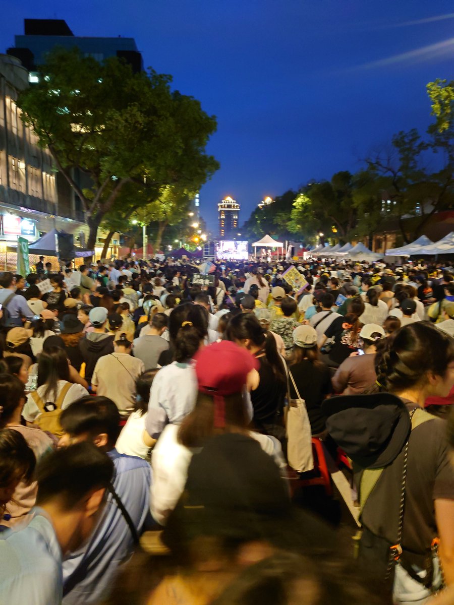 SSCFAILED's tweet photo. We need to fight.
#立法院
#青島東路 https://t.co/6zrBmWIe30