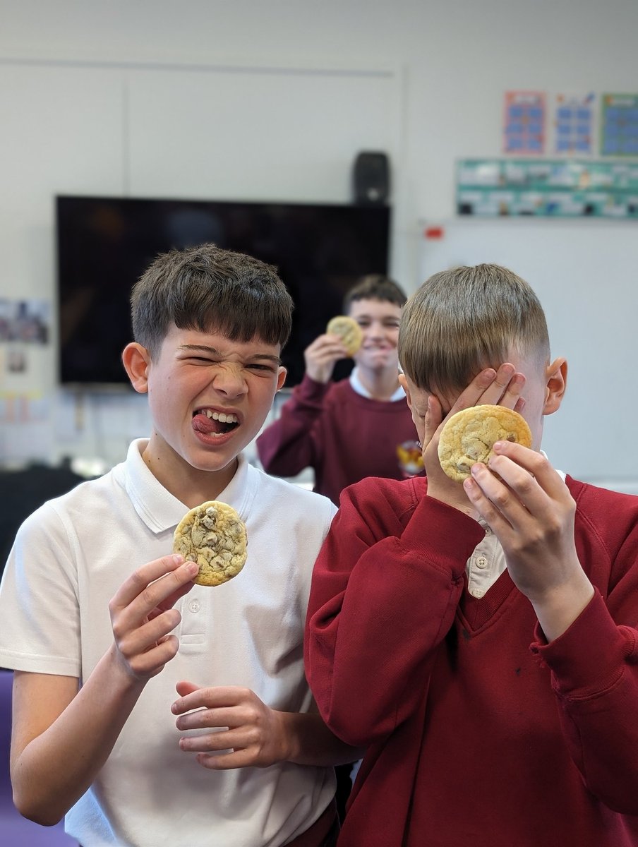 WellfieldMiddle's tweet photo. #TreatTasticThursday in 8AD Maths was back as part of #WMSWellbeing. Megan &amp; Anya helped everyone's wellbeing with their delicious cookies as we enjoyed some wellbeing maths activities. Amazing effort ladies. 🍪👍 #Cookies #Yum https://t.co/C0iHlYLPfr
