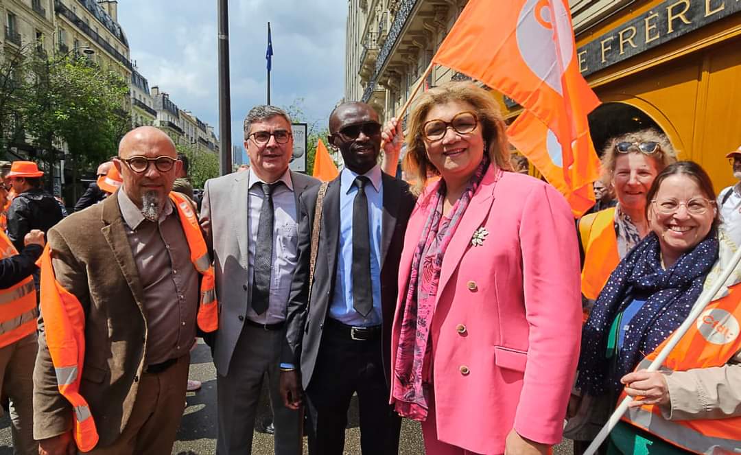 CFDT_Orange's tweet photo. L’Assemblée Générale d’#orange s’est déroulée hier, mercredi 22 mai, à la salle Pleyel à Paris.
La #CFDT présente pour dénoncer la politique salariale austère.
#LifeAtOrange #PartoutPourTous #agir https://t.co/8sgRIIP8yy