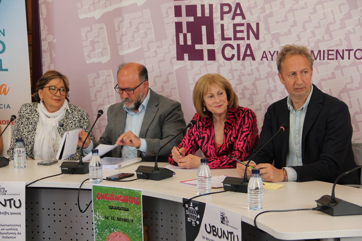PalenciaAyto's tweet photo. El @PalenciaAyto firma un #convenio con #FEAFES para el desarrollo de #programas centrados en la atención de la #saludmental infanto-juvenil. Asimismo, con la Asoc. Experiencia Bipolar se realizará un proyecto de prevención del uso de #internet y RRSS
https://t.co/V5jXoZcBQF https://t.co/qHahx2syVq