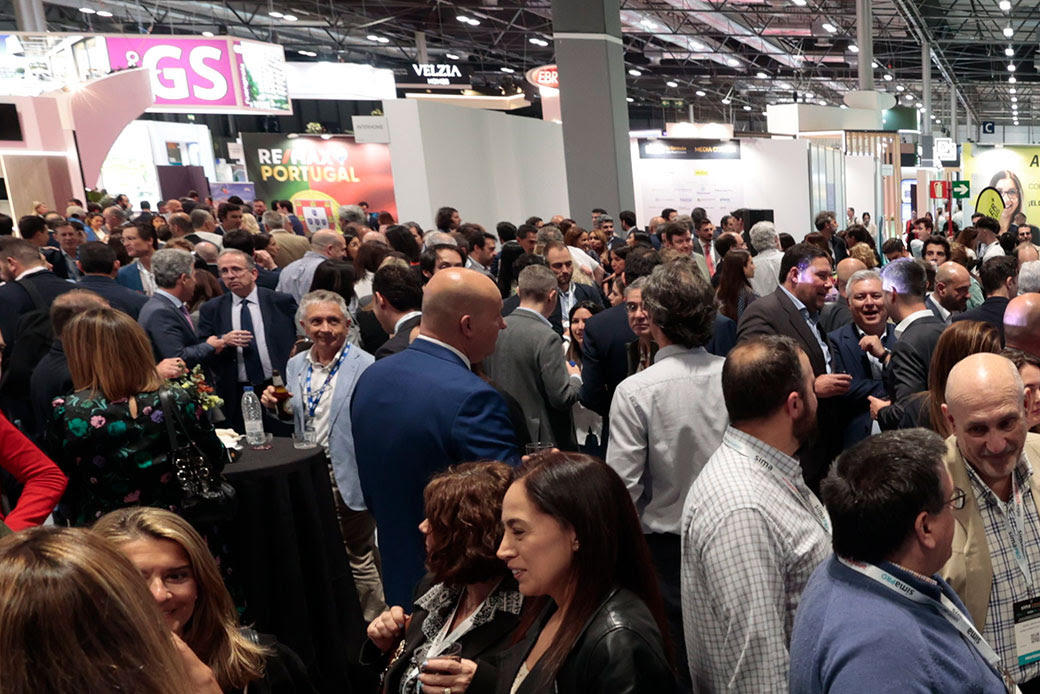 Prinex_RE's tweet photo. Menudos 𝘁𝗿𝗲𝘀 𝗱í𝗮𝘀 𝗱𝗲 𝗲𝗻𝗰𝘂𝗲𝗻𝘁𝗿𝗼𝘀, 𝗰𝗼𝗻𝘃𝗲𝗿𝘀𝗮𝗰𝗶𝗼𝗻𝗲𝘀, 𝗶𝗻𝗻𝗼𝘃𝗮𝗰𝗶𝗼́𝗻… en Proptech Expo de @simaexpo. ¡Gracias a todos los que os habéis pasado a visitarnos! 😃 Aquí te dejamos un breve resumen en imágenes 📸
#proptech #proptechexpo #sima2024 https://t.co/fYhxJ1dcWd