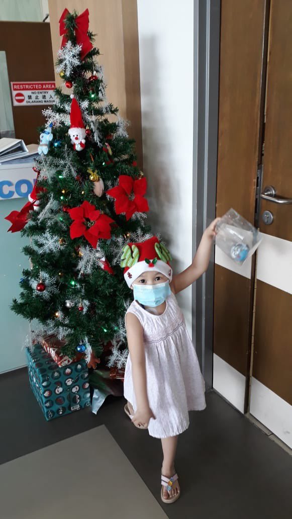 jomenfess's tweet photo. bangga bgt sama adik sepupuku, namanya Elaine. 2019 kemarin dia didiagnosis leukimia ALL B cell, padahal umurnya masih 2 tahun. harusnya masih bisa main”kayak anak lain seumurannya, ini malah harus jauh dr rumah, stay di Kuching buat kemoterapi 🥹 https://t.co/8ZBTMx09oh