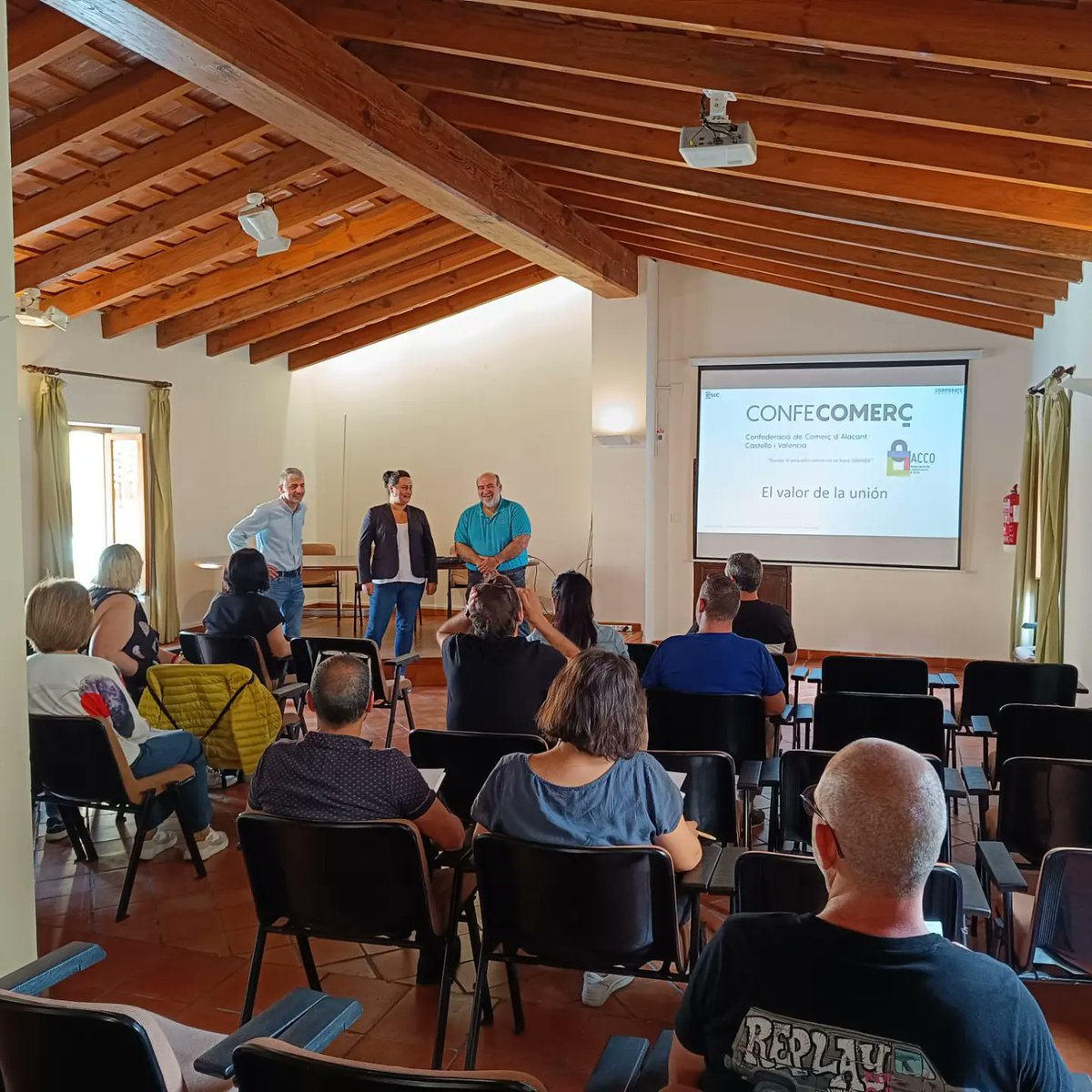 Esta semana los comerciantes de la Marina Alta (Ondara), Castellón y Oliva han iniciado nuestro Campus 360 para comercios con Víctor Valencia (ESIC). Con este taller los participantes trabajarán para ser más rentables, atraer más clientes y ser más competitivos.