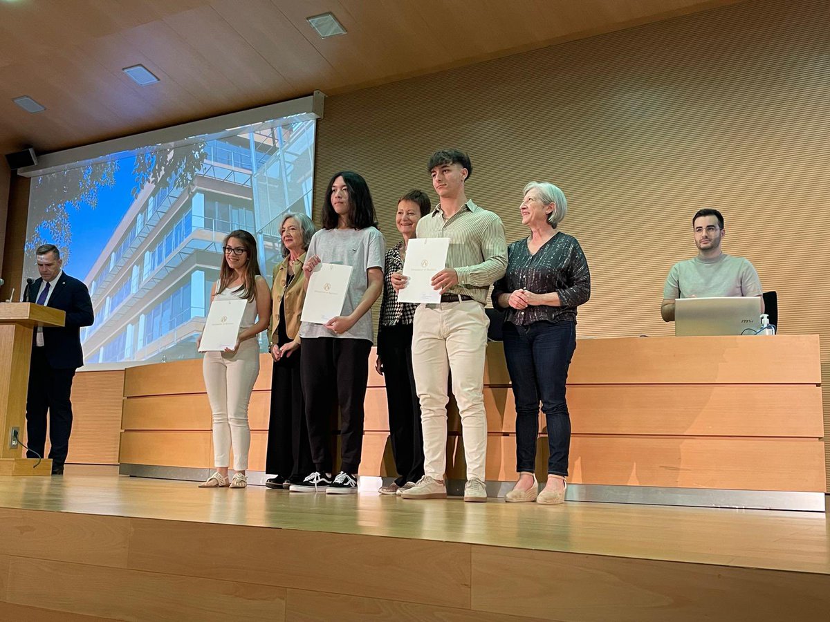 FacGeoiH's tweet photo. Aquest matí la rectora de la @UV_EG , Mavi Mestre, ha lliurat els premis als guanydors i guanyadores de les olimpiades de #Geografia, #històriadelart i #història. Enhorabona als premiats i premiades, esperem veure'ls per la nostra facultat el proper curs! https://t.co/G0C0On0Aq7