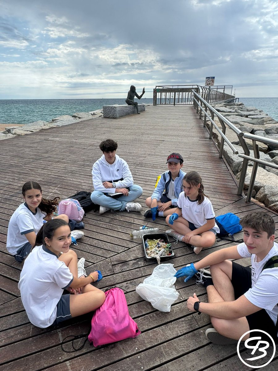 cbadalones's tweet photo. L'alumnat de 6è de Primària i de 1r de Batxillerat fa pinya per recollir i analitzar els residus de la sorra de la platja del Pont del Petroli. #Badalona
#projecteambiental #cleanupthemed 
#primària #Batxillerat #femBadalonès #desde1895
+INFO 👇🏼https://t.co/HKF1iuvHAN https://t.co/EyYlalqRbv