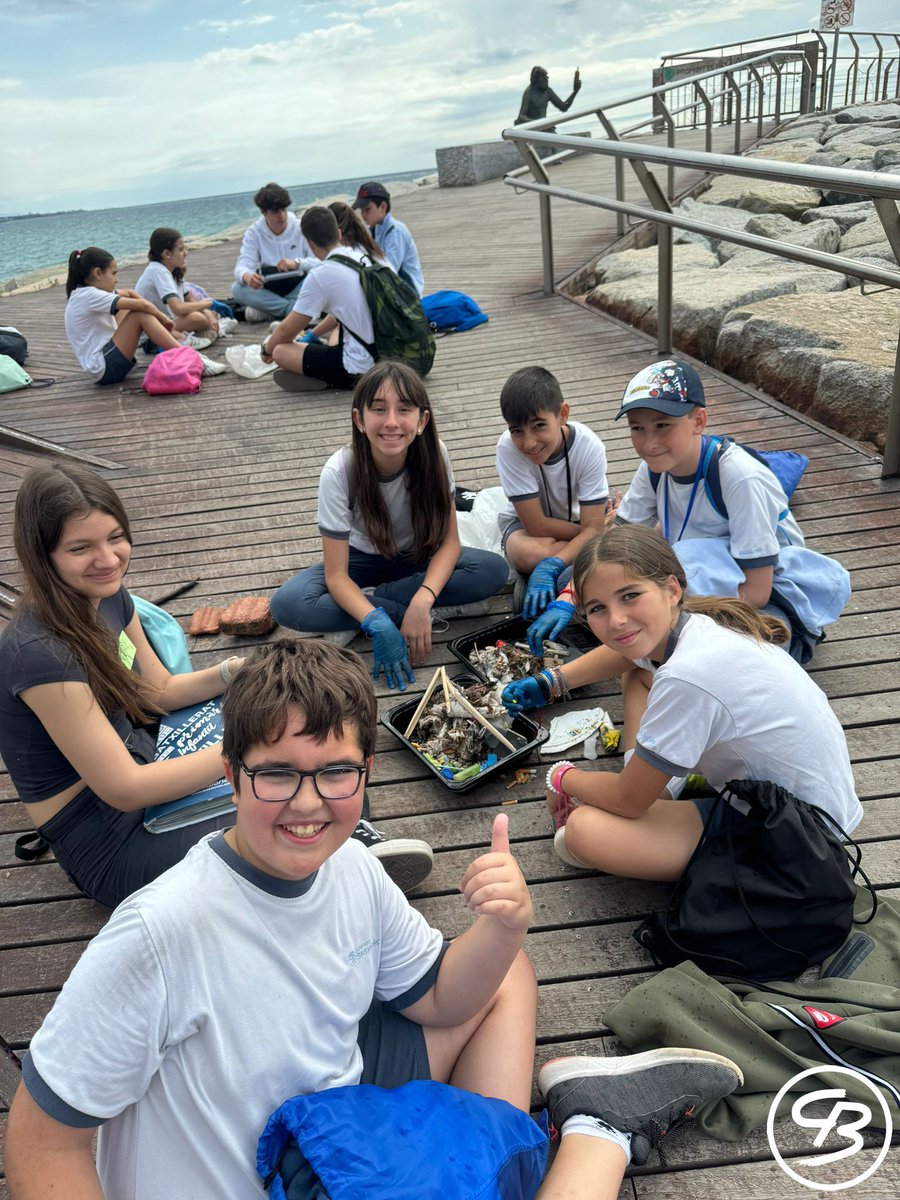 cbadalones's tweet photo. L'alumnat de 6è de Primària i de 1r de Batxillerat fa pinya per recollir i analitzar els residus de la sorra de la platja del Pont del Petroli. #Badalona
#projecteambiental #cleanupthemed 
#primària #Batxillerat #femBadalonès #desde1895
+INFO 👇🏼https://t.co/HKF1iuvHAN https://t.co/EyYlalqRbv