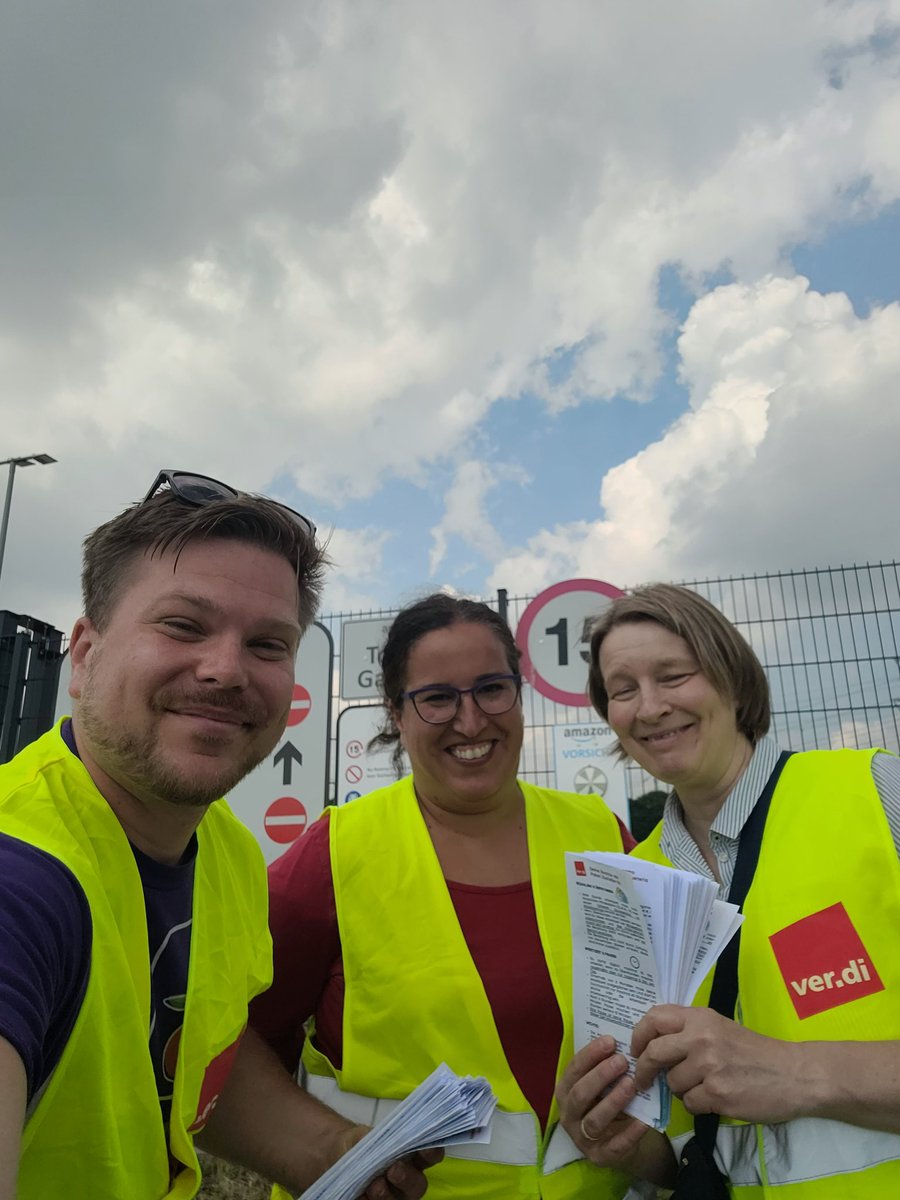 Heute @ #Amazon Schortens, um Paketzusteller 📦 über ihre Rechte zu informieren. Dispatcher von Kieserling &amp; DEL04 versuchten Fahrer von uns fern zu halten. Ein DEL04 Verantwortlicher beleidigte uns "Haut ab ihr Pappenheimer". 75 Jahre #Grundgesetz in Amazon Lieferkette übersetzt