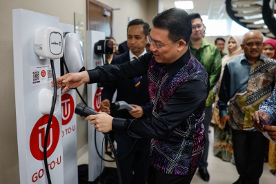 KUALA LUMPUR, Oct 12 — Malaysia today officially released guidelines on how to set up charging stations for electric veh... i.mtr.cool/mrmznwebgt