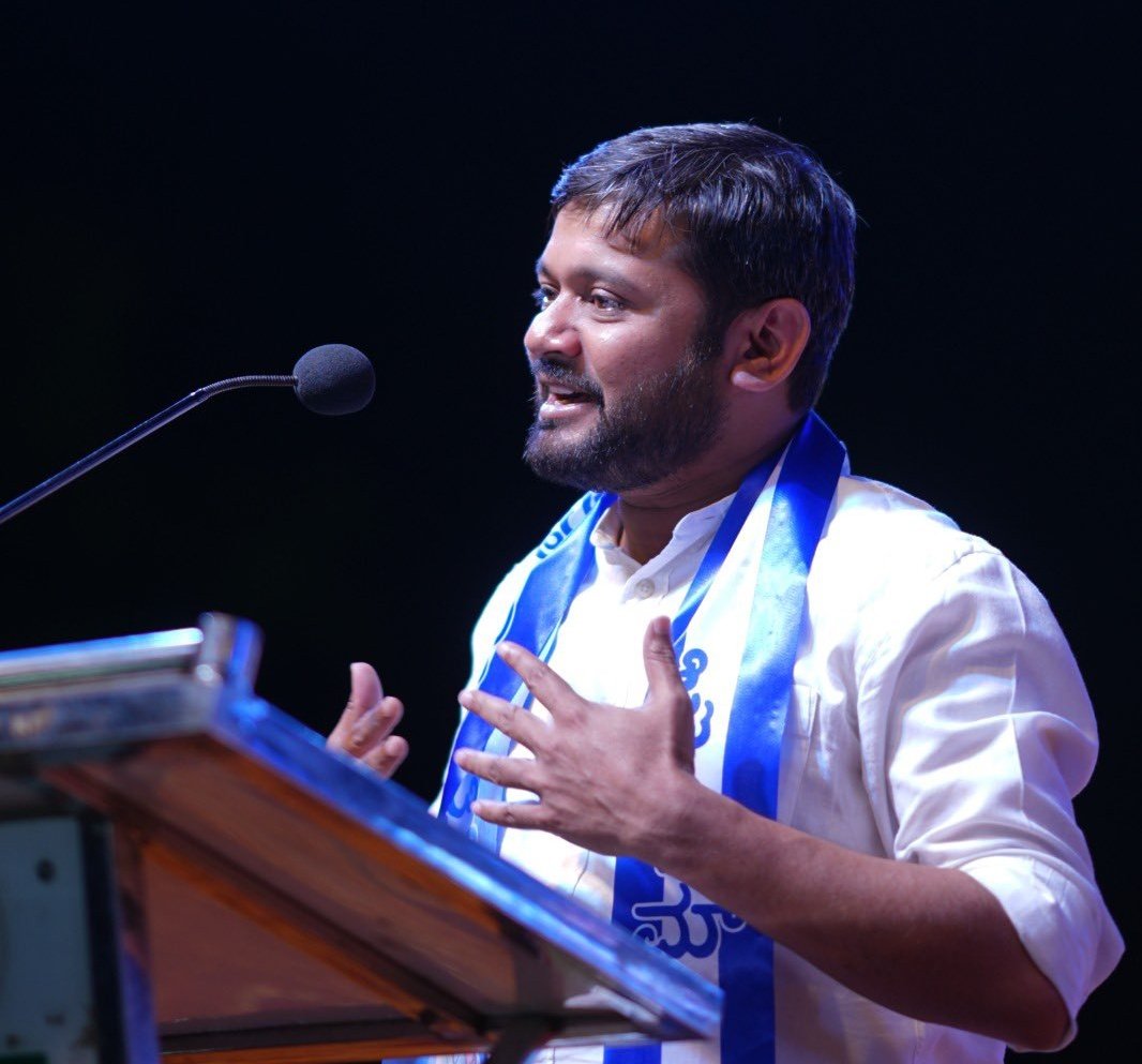 कन्हैया कुमार ने कल डिबेट के लिए मनोज तिवारी को चैलेंज किया था तो आज एक वीडियो वायरल हुआ जिसमें मनोज तिवारी अपने ड्राइवर को गाड़ी मोड़ने के लिए कहते सुने जा रहे हैं 

कुछ लोग तो कह रहे हैं कि मनोज तिवारी का ड्राइवर गाड़ी डिबेट वाली जगह की ओर ले जा रहा था तो मनोज तिवारी ने कहा कि