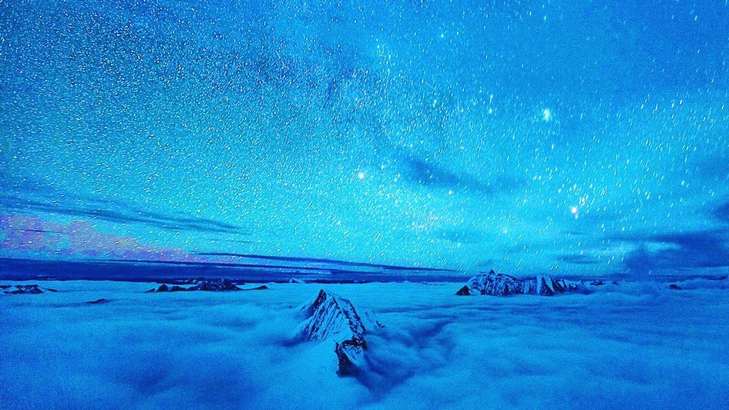 ヒマラヤの夜の風景。 月と星が輝き、山や氷河をまぶしいくらいに明るく照らす不思議な夜や目の前に銀河がそのまま現れたような夜が広がっています。 たった1人で標高7000mの夜と対面していると、この風景は何十万年もの間、変わらないということを実感して、タイムスリップした気持ちになりました。