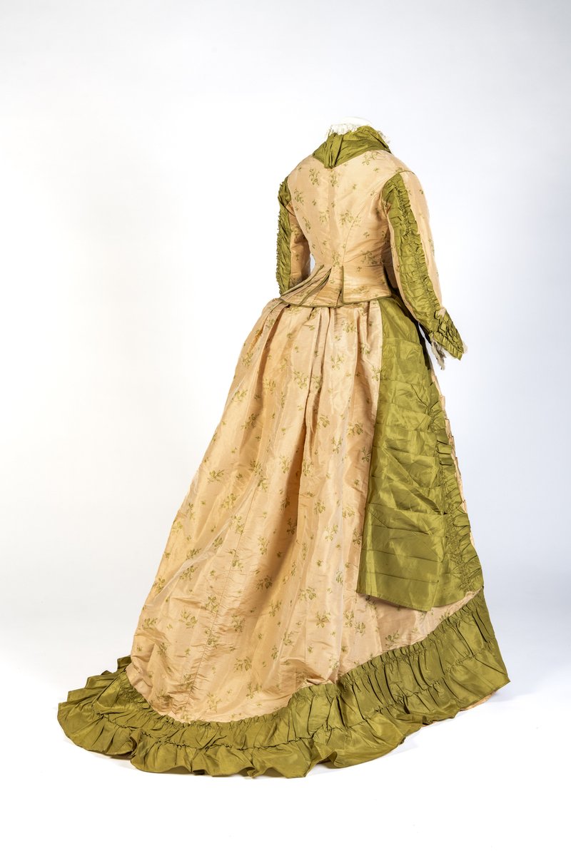 Fashion_Museum's tweet image. Friday Treat Time and some #springtimevibes 1870s style to take us into the Bank Holiday weekend! This lovely light brown silk day dress with green floral design by Debenham &amp;amp; Freebody is made up of a separate bodice and skirt and lavishly decorated with green silk trimmings.