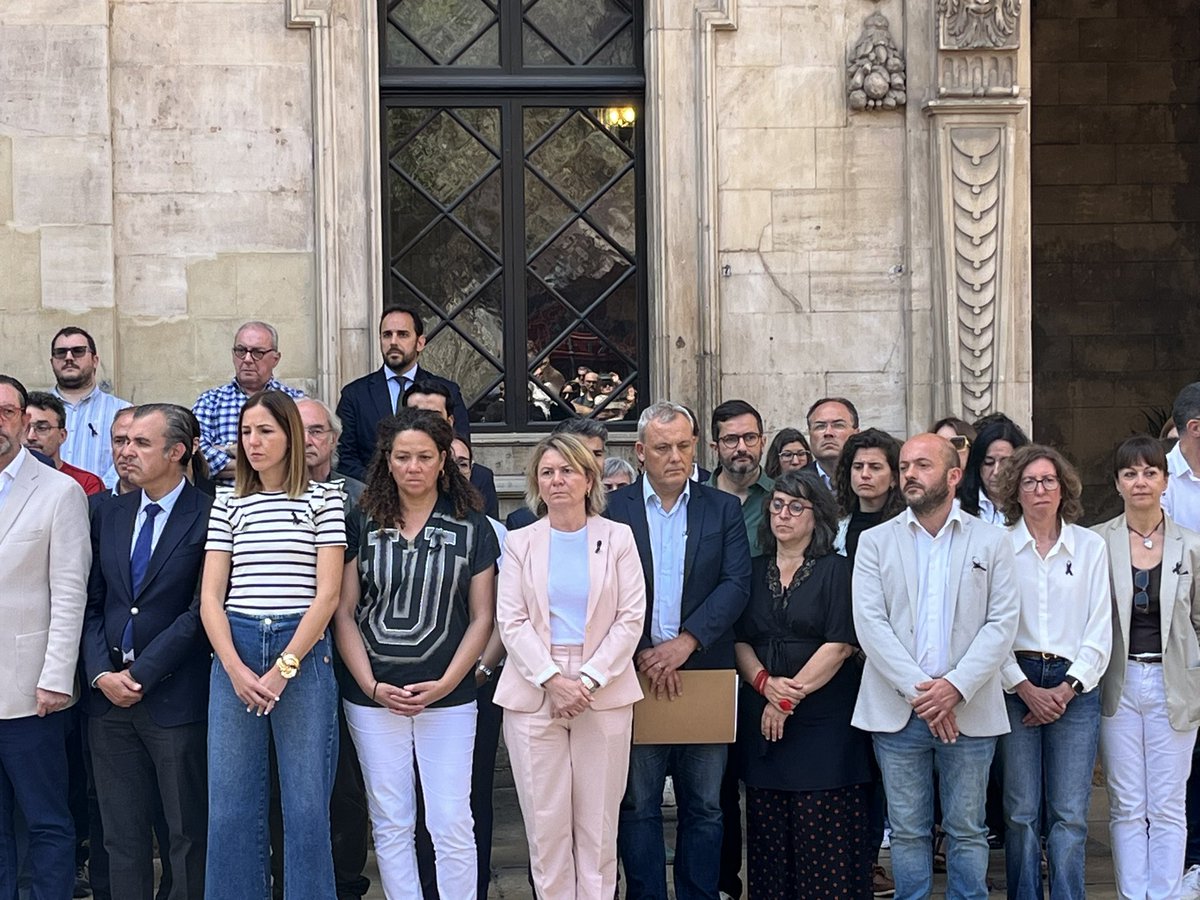 ⚫️Minut de silenci al <a href="/ajuntpalma/">Ajuntament de Palma</a>, en record de les persones que perderen la vida a causa de l'esfondrament a la Platja de Palma. El nostre més sentit condol i suport als familiars.

Desitjam la recuperació dels ferits. El nostre agraïment a la feina dels cossos d'emergències.