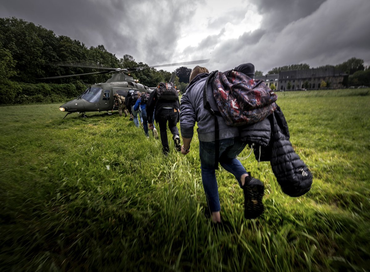 In een recente oefening hebben Nederlandse mariniers van het 13e Raiding Squadron, samen met internationale partners, 900 evacuees in veiligheid gebracht in het grensgebied tussen België en Frankrijk. De evacuaties vanuit o.a. Soedan tonen het belang van dergelijke oefeningen.