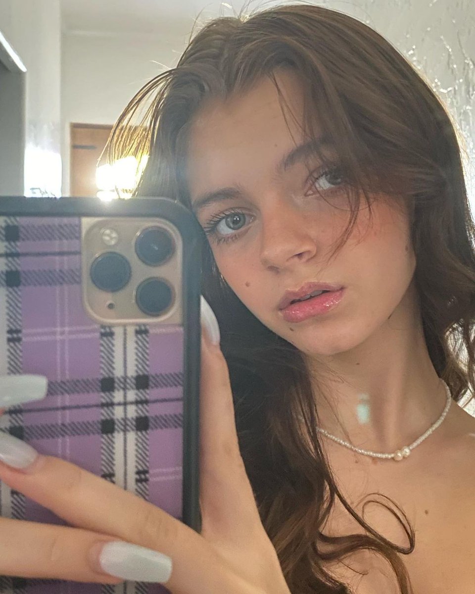 [THREAD] Fun Facts About Emily Kelavos