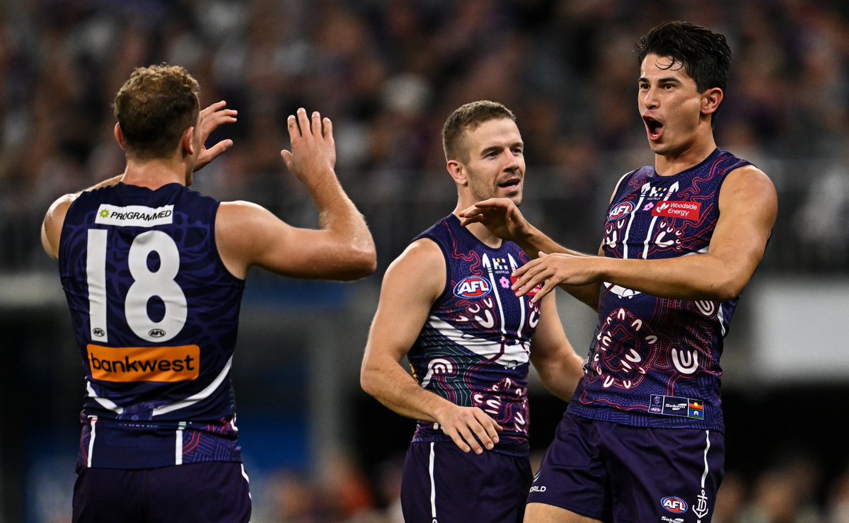 It's a tight tussle out west, with the Dockers taking a 13-point lead into the main break. FOLLOW LIVE: bit.ly/3wEvV2z