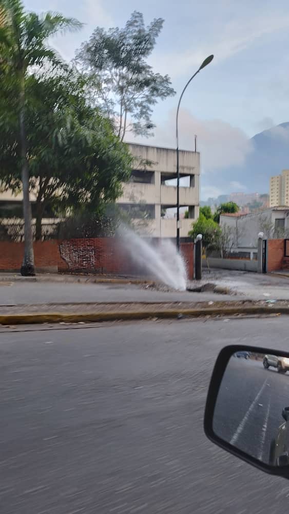 #24mayo Urb Lomas del Ávila, Parroquia Petare, Mun Sucre, Edo Miranda avería tubería entrada estacion Avila Humbolt es la 3ra vez en el transcurso de un mes ya basta de tanto paños calientes  <a href="/HidroCapital2/">Hidrocapital</a>  <a href="/HidroSucre/">Modelo Hidrológico</a> <a href="/lAlcaldiasucre/">AlcaldíaSucre</a> <a href="/FaroComunitario/">Faro Comunitario</a>