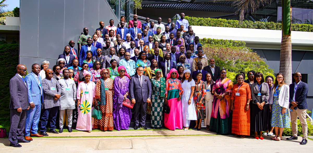 WFP_Cotedivoire's tweet photo. @WFP_Cotedivoire et @Gouvci ont participé à la conférence sur l’alimentation scolaire basée sur les productions locales à Dakar, organisée par @ecowas_cedeao et @WFP, pour discuter des stratégies de financement pour des repas scolaires équilibrés. #Partenariats #Education https://t.co/QCf7wOHWKT