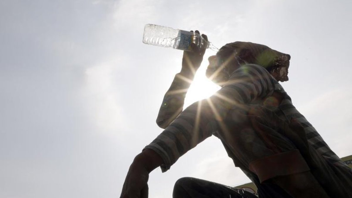 The Meteorological Department has predicted a severe #heatwave for the next 5 days in many areas of Gujarat, Punjab, Haryana, Rajasthan and West Madhya Pradesh. The Meteorological Department informed Akashvani News that the temperature is likely to be 44 to 48 degrees Celsius