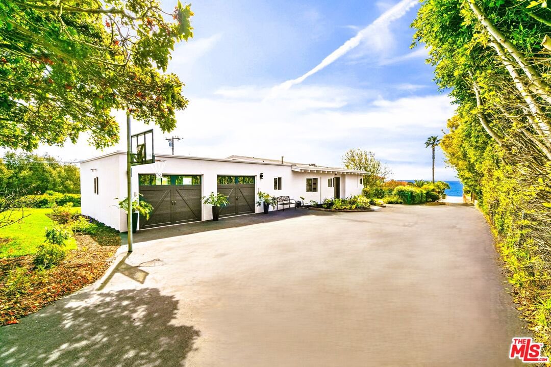 Just Listed // 29740 Baden Pl #Malibu Offered at $11,500/month. 1,835 sqft - 3 bedrooms, 2 bathrooms and spectacular views!