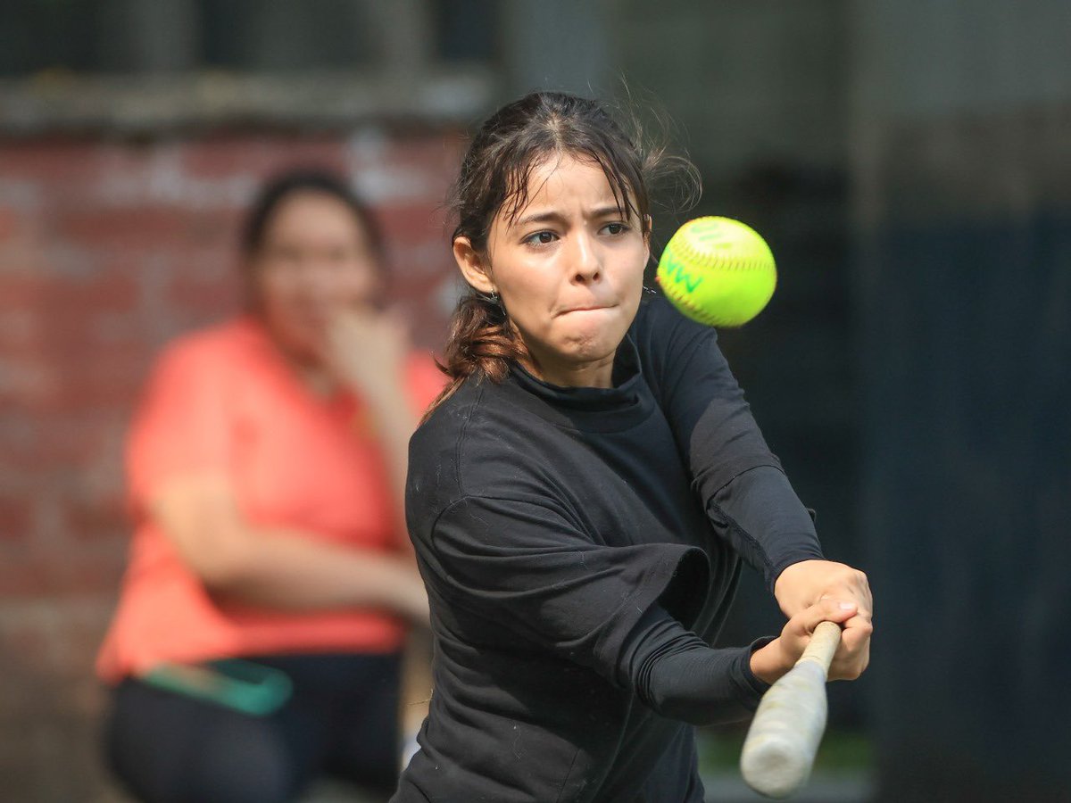 #JuegosEstudiantiles | Los Centros Escolares San Francisco, Cantón San Nicolás Los Encuentros 1, Castro Valladares y Ciudad Arce se enfrentan, en la cancha comunitaria del Sitio del Niño, en una cuadrangular para definir al campeón de sóftbol femenino que representará a La