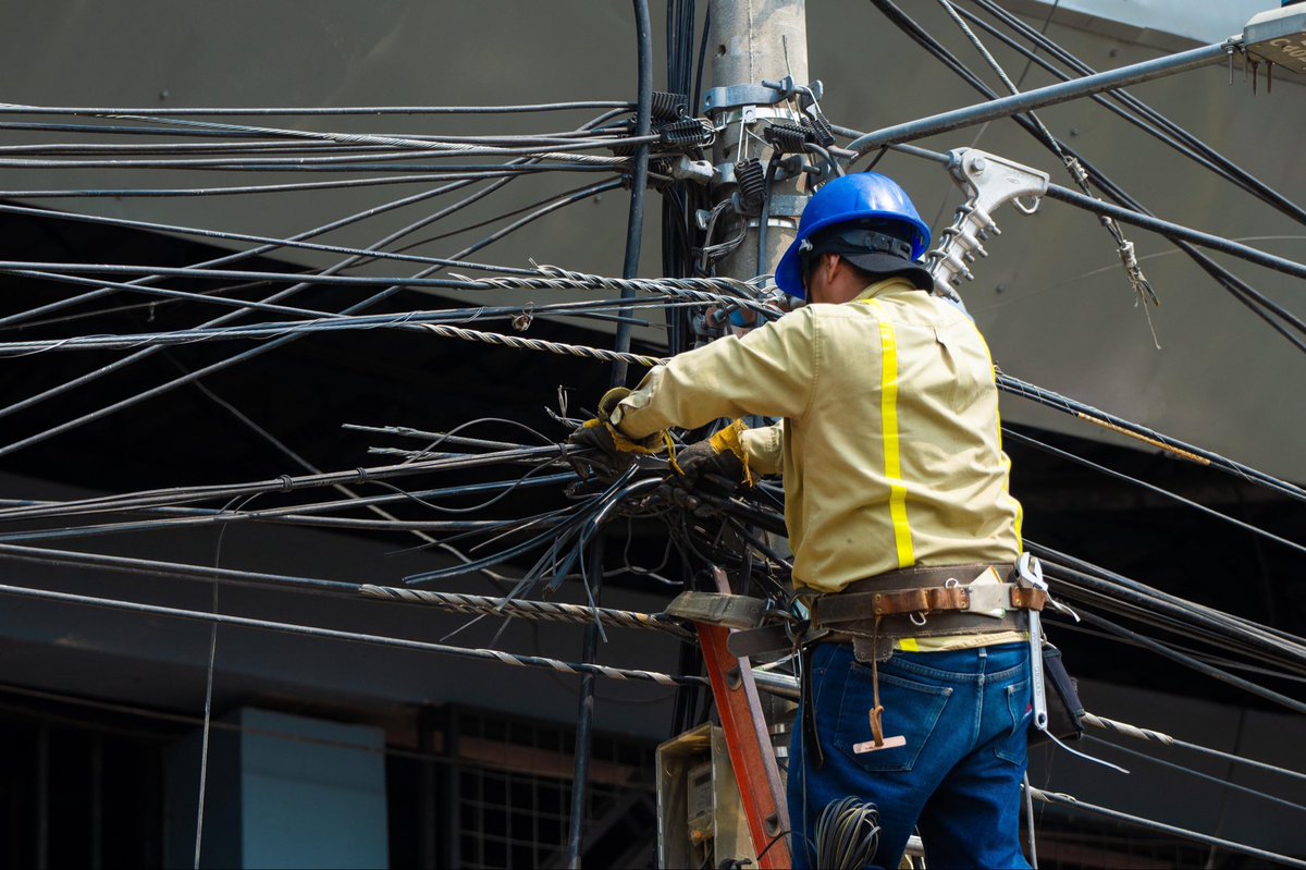 #ÚltimaHora | Como parte de las acciones para liberar del ruido visual el #CentroHistórico de #SanSalvador, el Ministerio de @ObrasPublicasSV, continúa con el regido del cableado del tendido eléctrico y los postes que los sostienen.