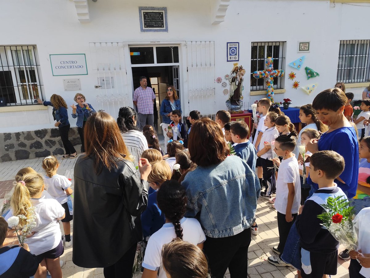 Esta mañana hemos tenido un precioso acto en Infantil y Primaria con motivo del #MesDeMaría. Canciones, poesías, oraciones, premios, ofrenda floral y un estupendo ambiente para dar gracias a Nuestra Madre. 🙏🌹😍
Todas las fotos en nuestro Facebook. 
#YoConSAFA #PastoralSAFAICET