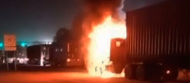 Diario_deColima's tweet image. Se #incendia la #cabina de un tráiler en la zona industrial de Fondeport en #Manzanillo

acortar.link/gfiISR