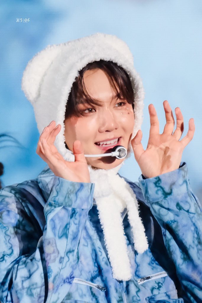 kissybbh's tweet photo. #이거백현이 ❄️ https://t.co/Zsp81w5wne