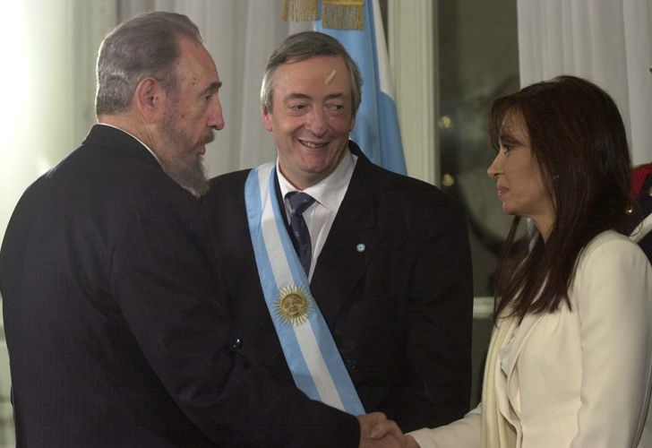 📷El 24 de mayo de 2003 #FidelCastro arriba al aeropuerto internacional de Ezeiza, para participar en la toma de posesión del cargo de presidente de la #Argentina de Néstor Kirchner. @CFKArgentina
