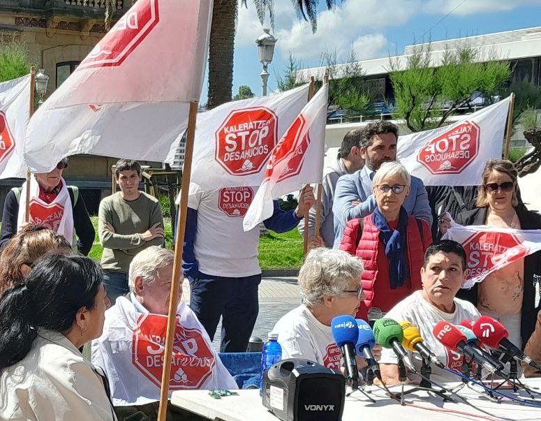 Diario Vasco y Amenabar van a obtener importantes beneficios de la promoción de viviendas en Igara, Donostia.

Etxebizitza eskubidea da, ez negozioa 👇

Hoy hemos estado poyando a @STOPdonostia en su lucha para que todas esas viviendas sean protegidas en alquiler social.