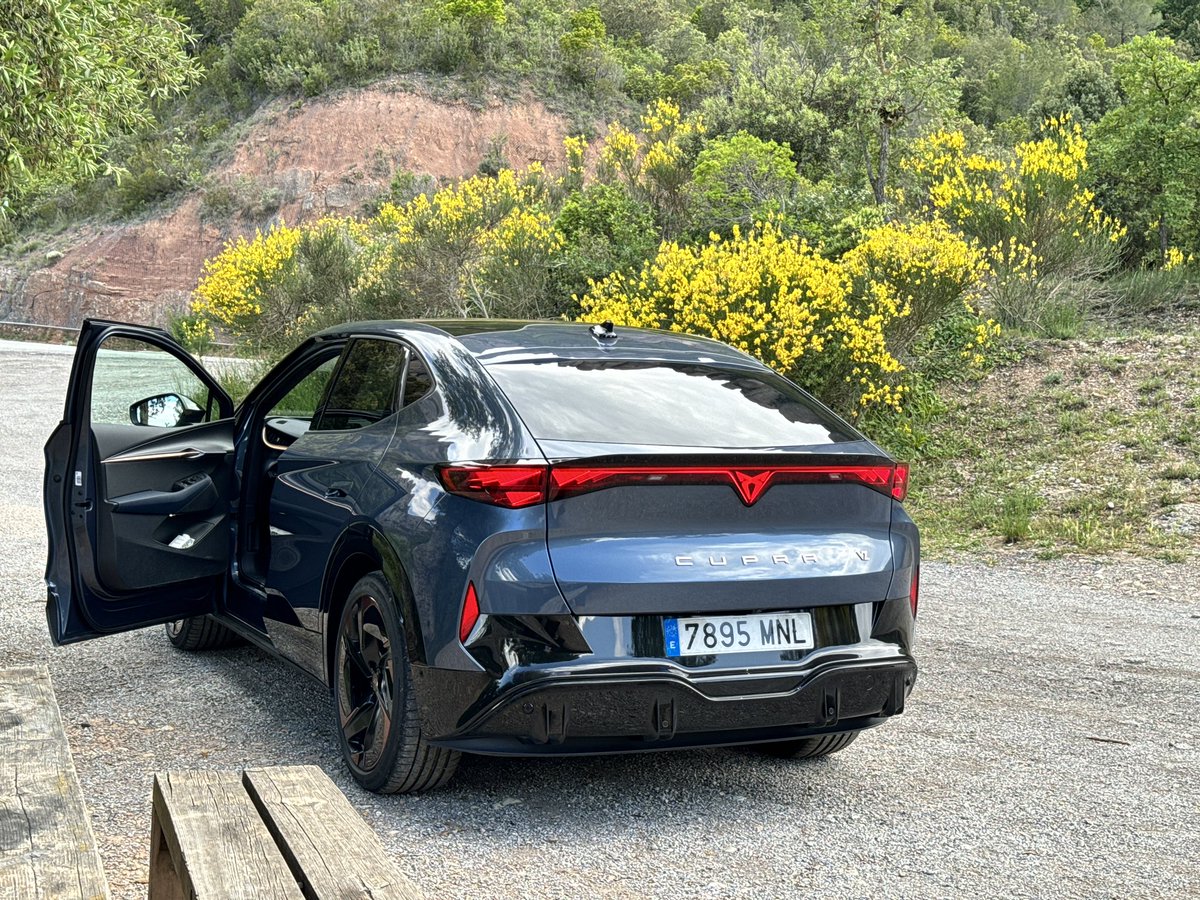 blogcarspassion's tweet photo. Attention, Cupra sort l’artillerie lourde, Nouveau Cupra Tavascan VZ
L’intérieur est vraiment sympa avec cette planche de bord en Y ✌️
SUV 100% électrique dispo à partir de 47000€ https://t.co/WKYyEoefJe