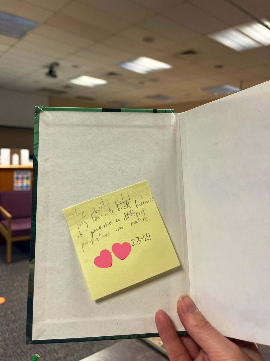 MrsV_SMSD's tweet photo. 6th graders are leaving their mark in our library. They picked a book that left an impact on them and left an encouraging note for the next @THTigers512 to read. https://t.co/VxoWc0Yahx