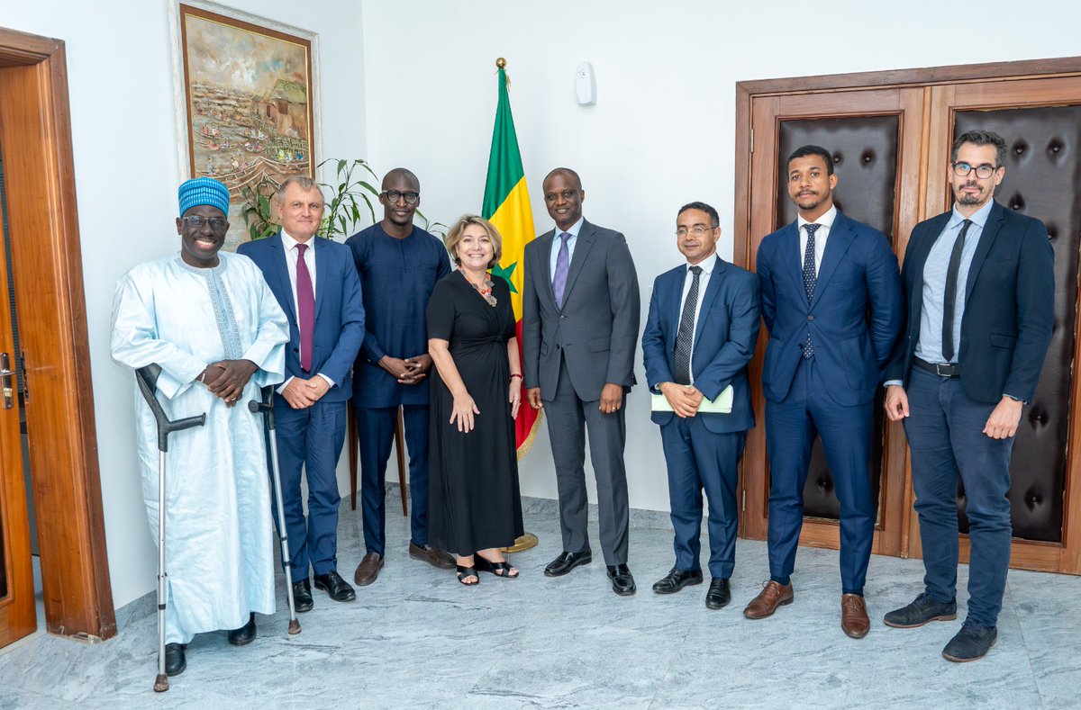 Le Ministre de l'@economie_sn a reçu en audience ce jeudi 23 mai Mme @chfages , Ambassadrice de @FranceoSenegal accompagnée, entre autres du Directeur de l' @AFD_France à Dakar et du Conseiller économique. Cette rencontre a permis de faire un tour d'horizon sur la Cooperation