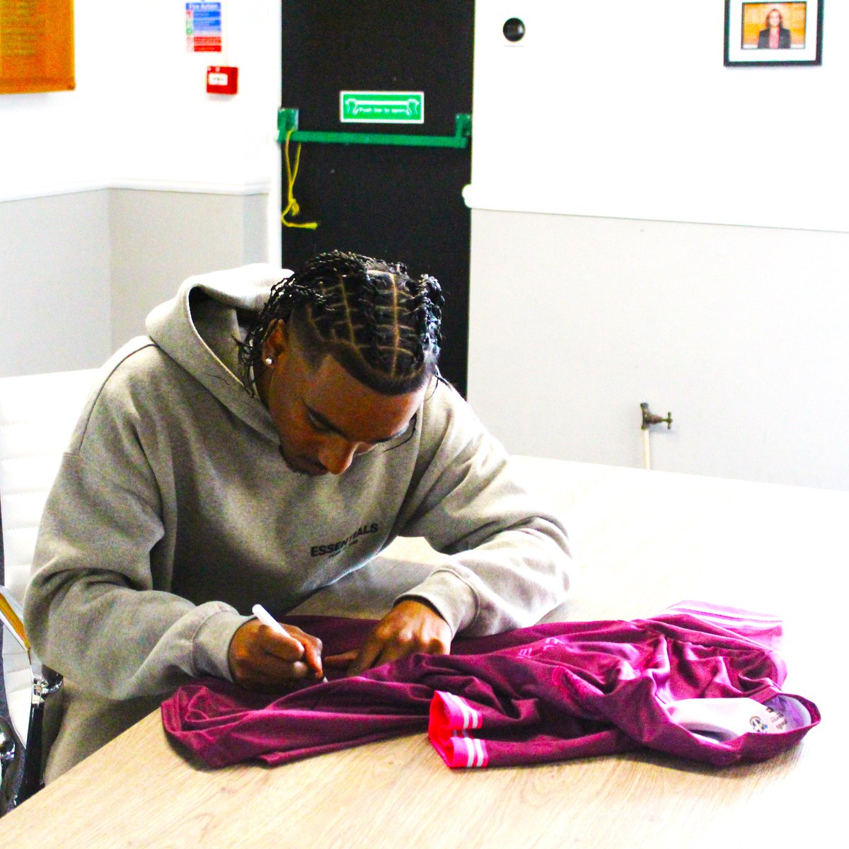 We have three shirts signed by Dillon De Silva to give away!

For your chance to win:
💛 Like this post 
🔗 Repost

#AmberArmy | #SuttonUnited | #SouthLondonFootballFamily | #ForeverAmber💛