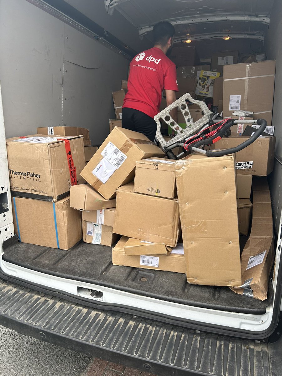 Als je denkt dat het niet droeviger kan <a href="/dpdNL/">DPD Pakketservice NL</a>. Bezorger staat letterlijk VOOR DE DEUR, kan het pakket in de chaos niet vinden, dus ik loop even weg. Hoor deuren dichtklappen, bezorger rijdt weg… Kom ik er achter kom dat ik GEEN pakket heb en een “we hebben u gemist” melding.