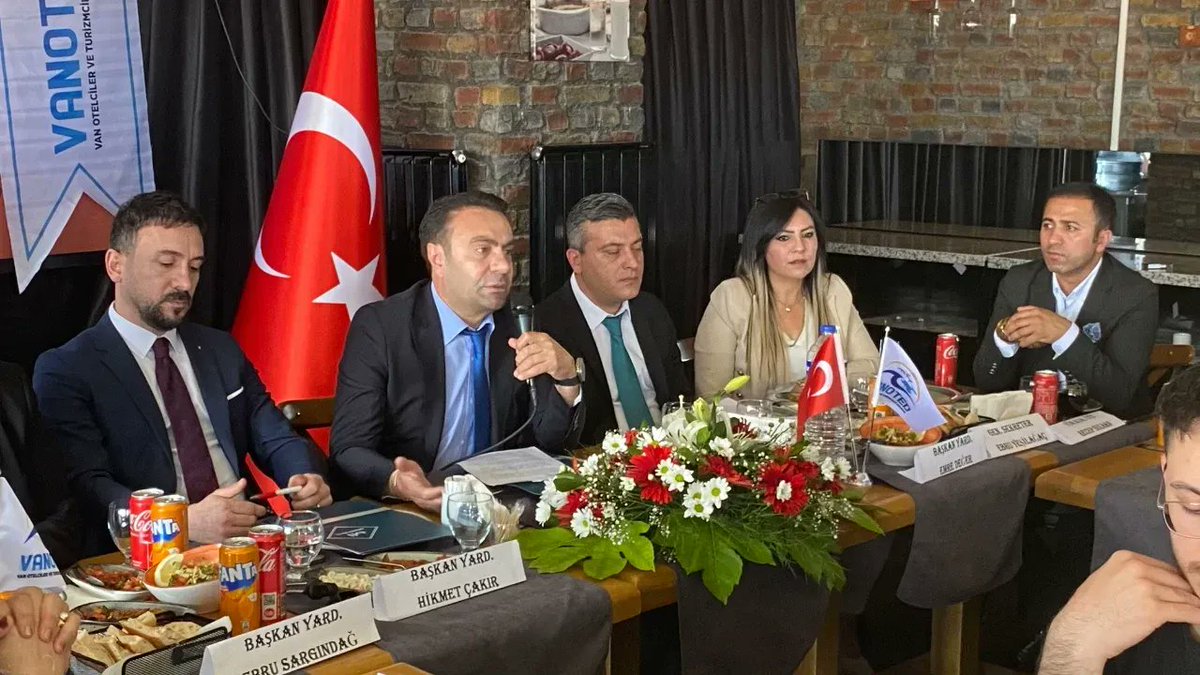 Van Otelciler ve Turizmciler Derneği’nde yeni yönetim belli oldu
gazetevan.com/haber/van/1955… <a href="/resatyesilagacc/">Reşat Yeşilağaç</a> #van #vanhaber