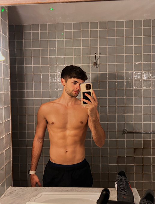 Just finished a work out 💪🏻💦 RT for a treat 😘 https://t.co/qkVydAlwRR