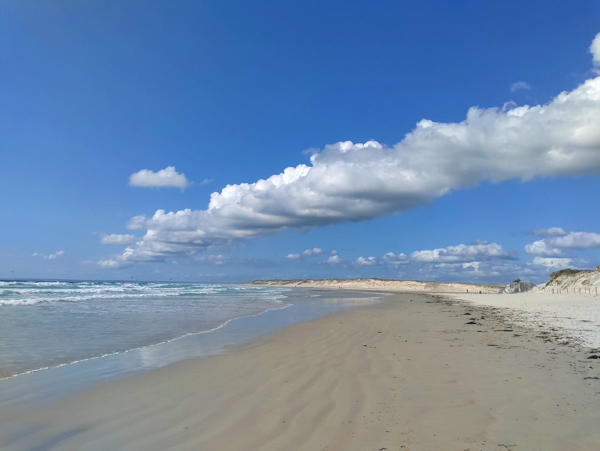 Quitter la grisaille quimpéroise et retrouver la lumière, la (presque) chaleur bigoudène et les nuages qui pointent l'infini La Torche #Breizh #Bretagne #PaysBigouden