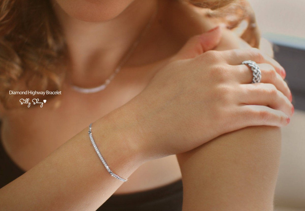 SillyShiny's tweet image. Did you know that a necklace is a woman's favorite accessory? how about our beautiful Diamond Bar Bracelet 
Order here sillyshiny.com/products/diamo…
#SparklingNecklace #DiamondCollection