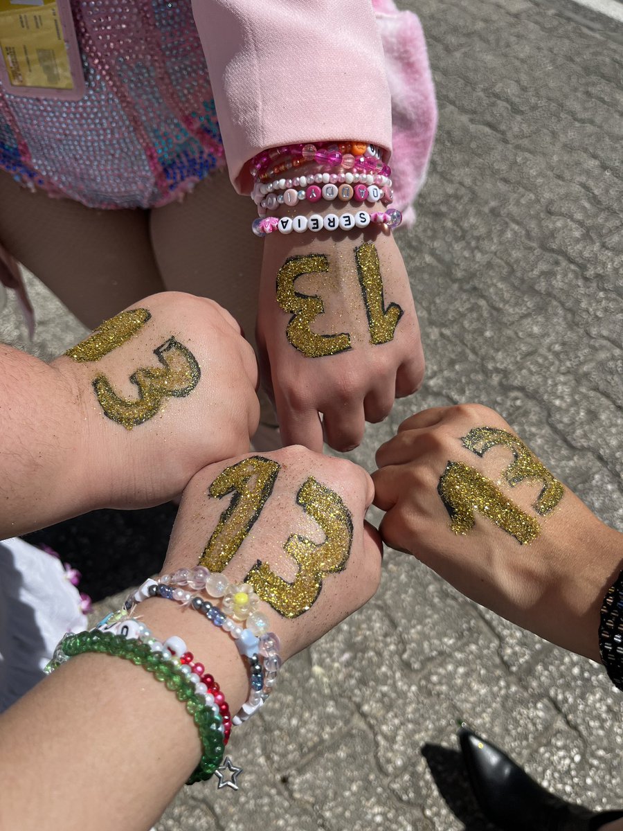 midnightirma's tweet photo. best believe I'm still bejeweled ✨
#LisbonTStheErasTour #TSTheErasTour 
@taylornation13 @taylorswift13 https://t.co/yOV8bEPHB9