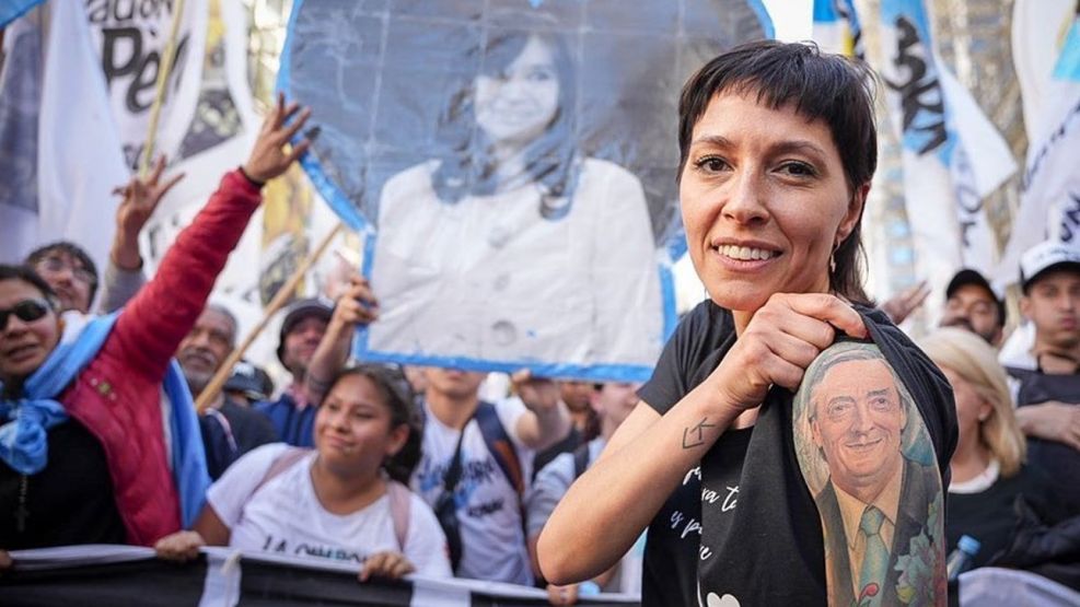 Es mujer. Joven. Peronista. La eligió -dos veces- su pueblo. Es de La Cámpora. De Néstor y Cristina. Qué creativos eh...! Tienen miedo los cobardes que se esconden detrás de balas de plomo y tinta. Aguante @mayrasmendoza ✌🏽🇦🇷