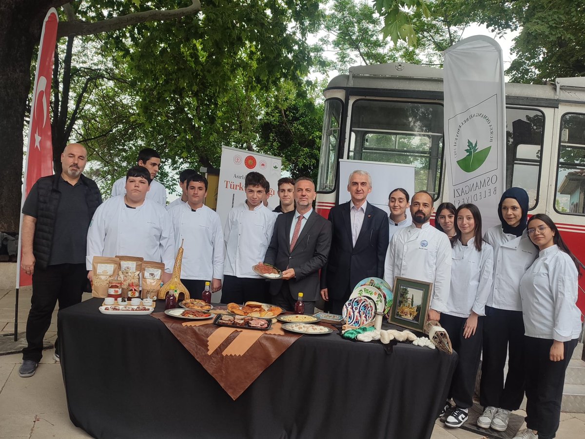 Türk Mutfağı Haftası kapsamında 23 Mayıs 2024 Perşembe günü Tophane Meydanında düzenlenen etkinliğe okulumuz Yiyecek İçecek Hizmetleri 9.sınıf öğrencilerimiz ve Öğretmenleri ile  birlikte katıldık.
<a href="/bursailmem16/">Bursa İl Millî Eğitim Müdürlüğü</a> 
<a href="/Osmangazi_MEM/">Osmangazi İlçe Milli Eğitim Müdürlüğü</a>