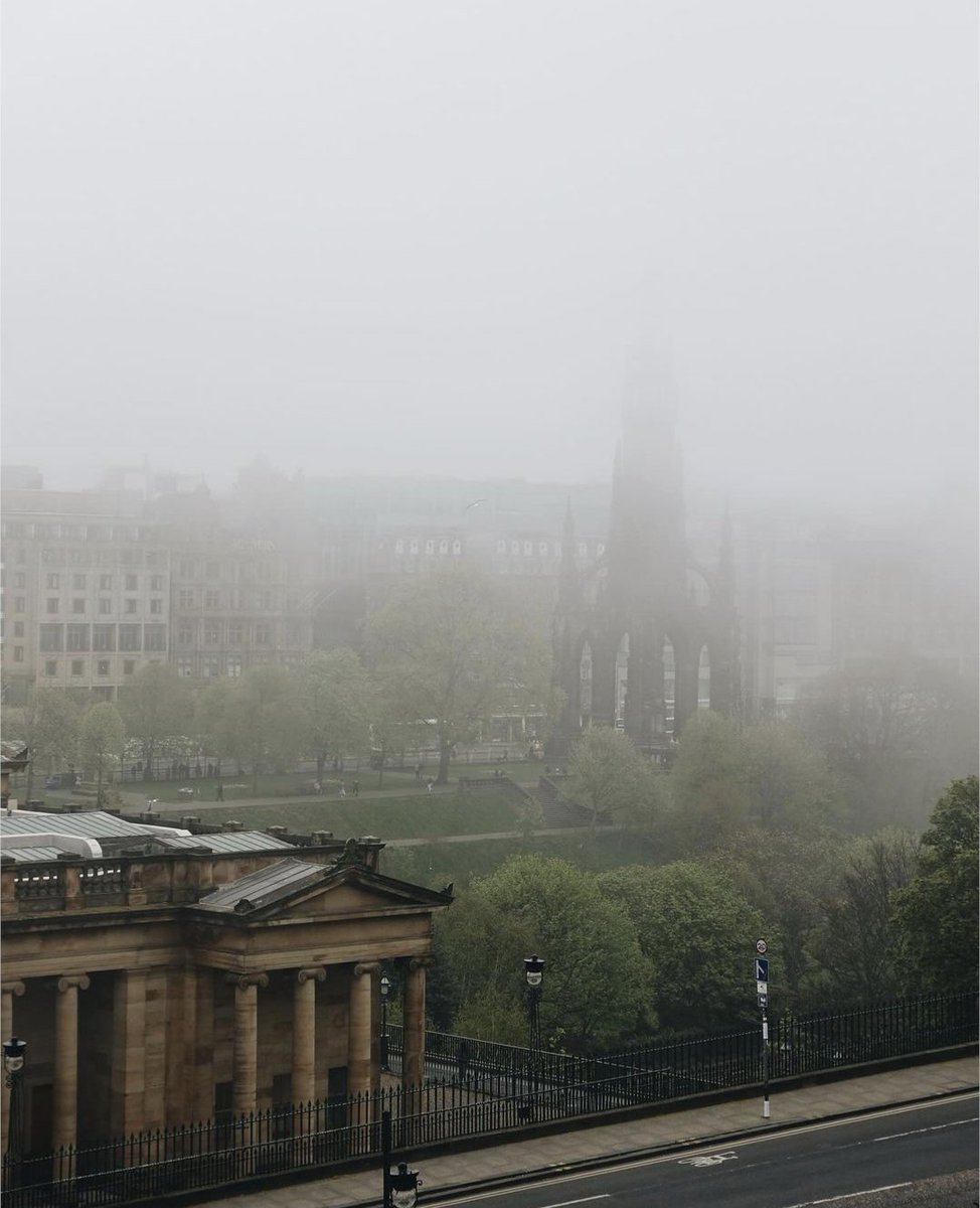 The Haar (sea fog) covers Edinburgh’s famous landmarks in a eerie embrace. ☁️

📸IG/francesmehardie
📍Princes Street Gardens 

#ForeverEdinburgh #EdinPhoto