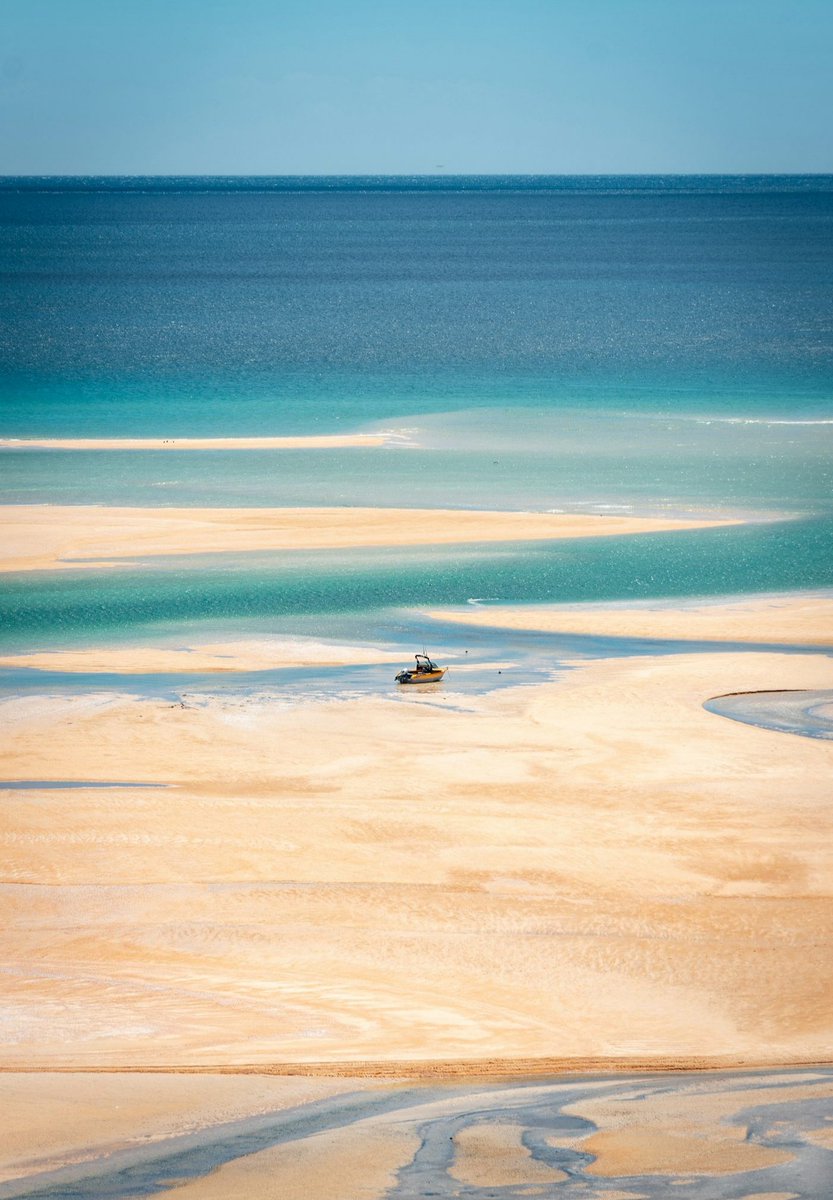 💙💛💙 Beautiful and peaceful weekend dear friends! 🕊 📸: Sébastien Goldberg.