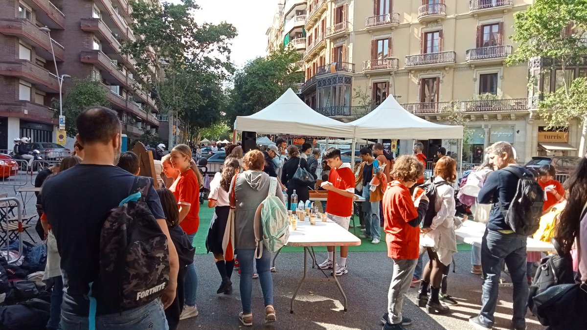 SagratCorDip's tweet image. Dia intens a la Fira Modernista de l'Eixample. 
Els alumnes d'ESO han fet un concert  de bandes sonores i un taller de ciència.
@CorEixample  #FiraModernista24