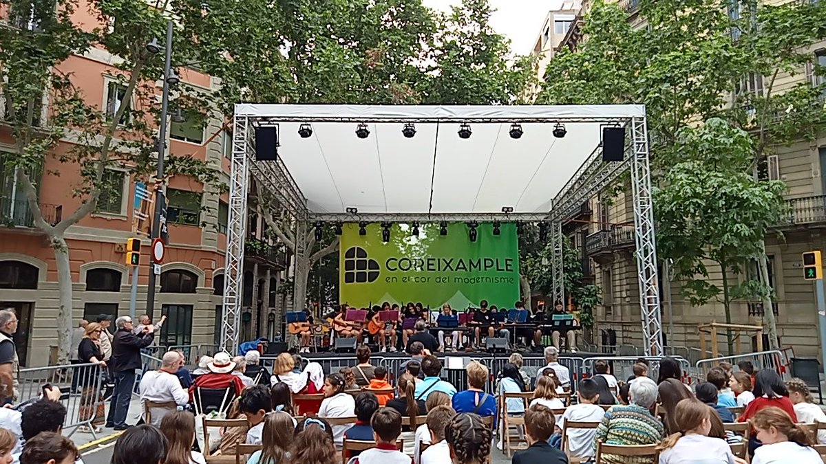 SagratCorDip's tweet image. Dia intens a la Fira Modernista de l'Eixample. 
Els alumnes d'ESO han fet un concert  de bandes sonores i un taller de ciència.
@CorEixample  #FiraModernista24
