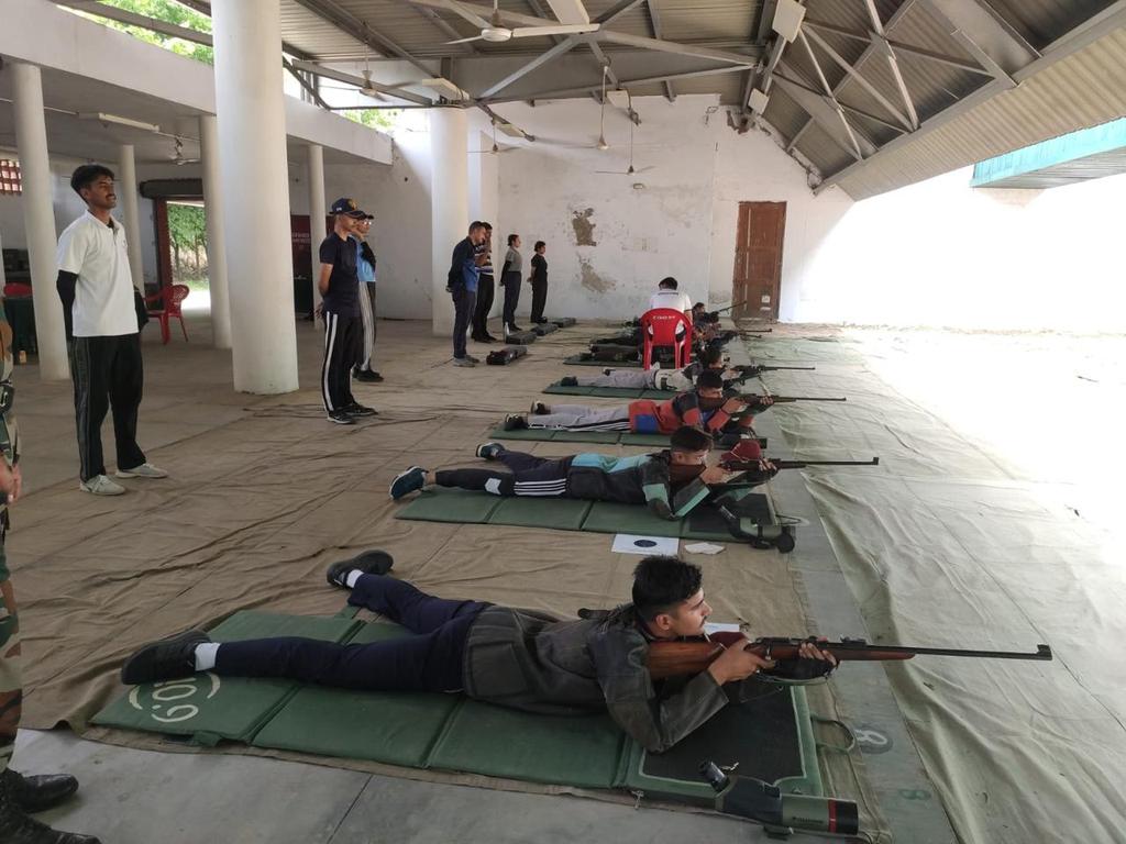Gp Cdr Chd Gp visited the Firing rg at Chandigarh to interact with the shooting team and oversee the practice session. The Cdts were confident about improving their scores  under the guidance of AMU Coach. 
#HQ_DG_NCC
@SpokespersonMoD 
@prodefencechan1