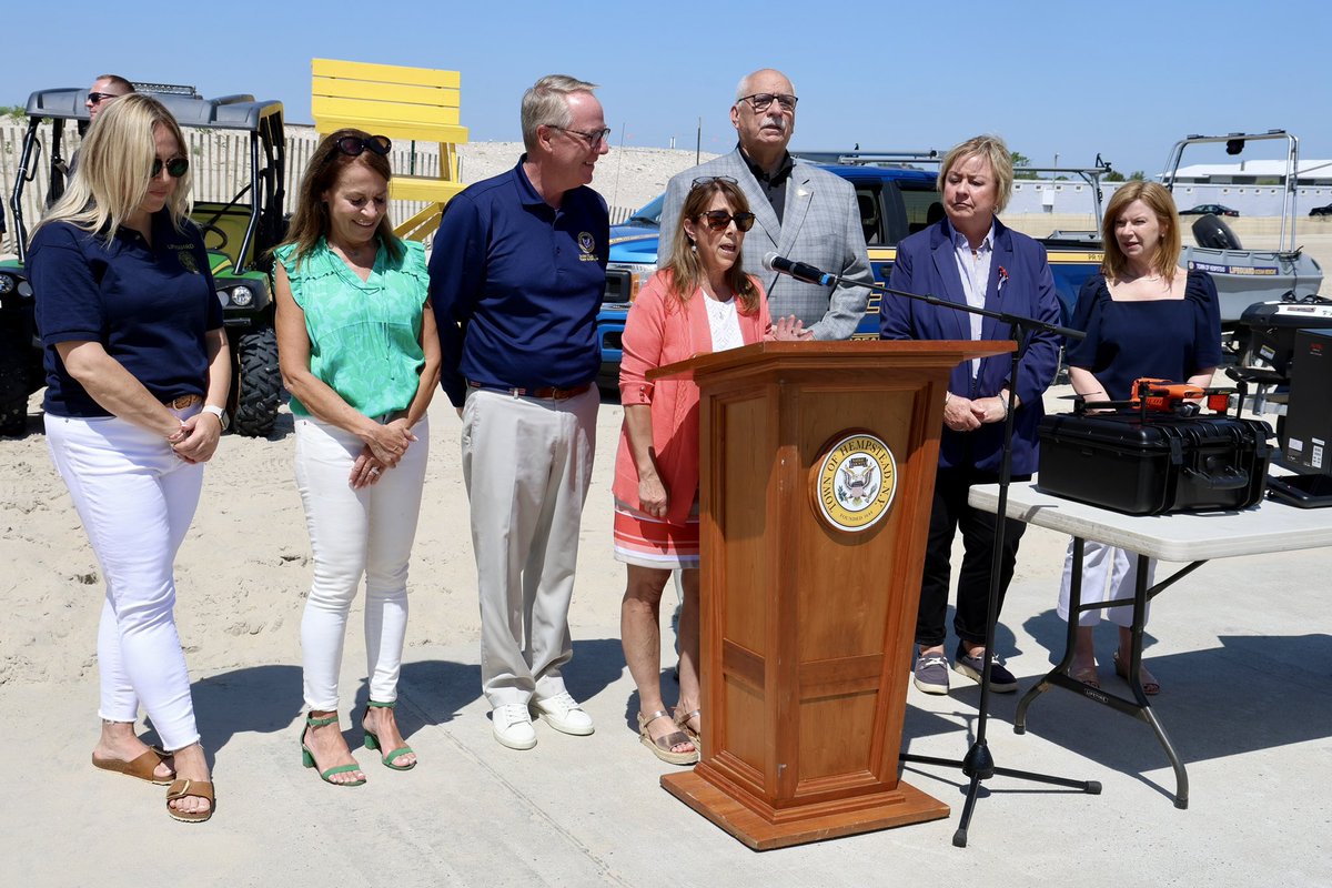 Kicking off summer with a splash! 🌊 Excited to announce that our beautiful @HempsteadTown beaches are officially open for the season! With Memorial Day Weekend upon us, we’re all ready to enjoy some sun and surf. Let's have a fun and safe summer!